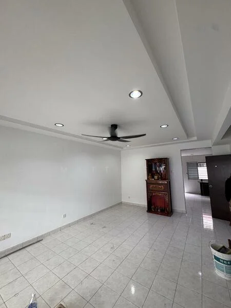 Living features: white painted walls, polished ceramic tile flooring, tray ceiling, recessed downlights, 5-blade ceiling fan, open layout, window with natural light, built-in cabinet, neutral color scheme; style: modern.