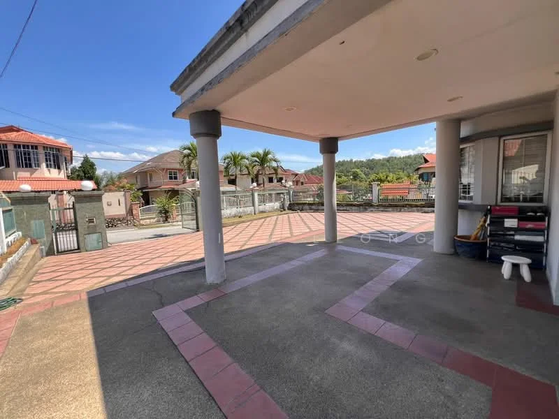 Exterior type: detached bungalow; features: paved outdoor area, covered patio, columns supporting the roof, surrounding greenery, fenced perimeter, adjacent residential buildings, clear blue sky; style: modern.