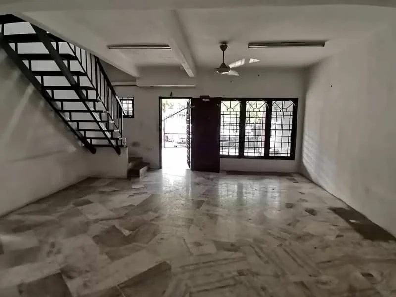 Living features: marble flooring, white painted walls, ceiling fan, staircase with metal railing, large windows with grid pattern, door leading outside, natural light from windows; style: minimalist.