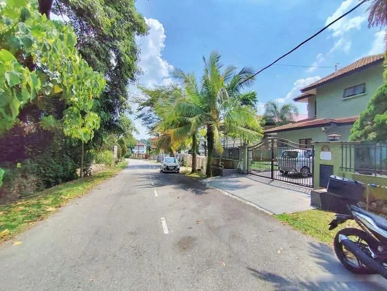 Exterior type: detached bungalow; features: paved road, tropical landscaping, palm trees, manicured lawn, fenced property, driveway, single-storey, residential area, surrounded by greenery; style: modern.