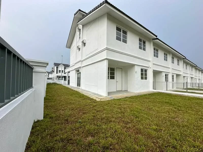 Exterior type: linked terrace house; features: white painted facade, flat roof, two-storey, manicured lawn, paved walkway, multiple windows, fenced yard, surrounded by greenery; style: modern.