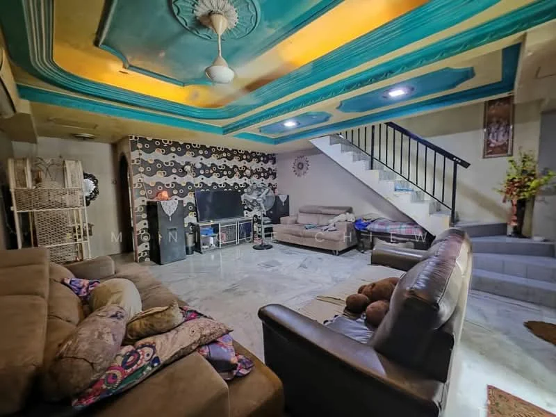 Living features: sofa in brown leather, 3-seater fabric sofa with cushions, coffee table, TV console, wall-mounted TV, marble flooring, decorative wall with patterned wallpaper, ceiling with intricate design and blue paint, ceiling fan, staircase leading to upper floor, decorative plants, area rug; style: contemporary.