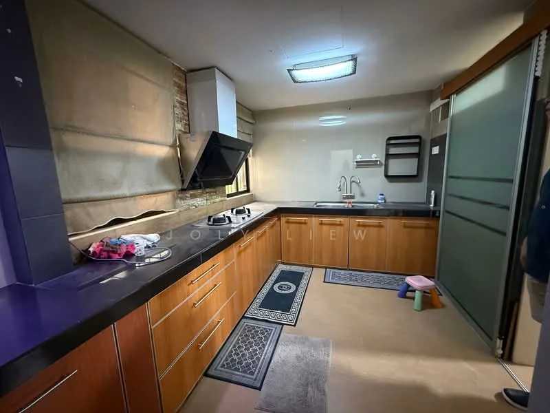Kitchen features: brown wooden cabinetry, black granite countertop, stainless-steel sink, chrome pull-down faucet, built-in gas hob, exhaust hood, tile backsplash, flooring with beige tiles, recessed ceiling lights, window with blinds, area rug with geometric pattern, small step stool, dish drying rack; style: modern.