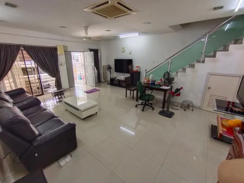 Living features: 3-seater leather sofa in black, coffee table, wall-mounted TV, TV console, ceiling fan, recessed downlights, white walls, glossy tile flooring, large sliding glass door, curtains, staircase with glass railing; style: modern.