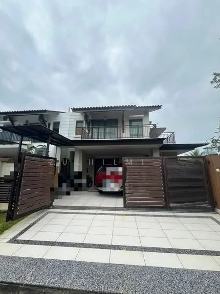 Exterior type: semi-detached house; features: two-storey structure, flat roof, white painted facade, balconies on upper floor, wooden gate, paved driveway, manicured lawn, car porch, outdoor overhang, surrounded by greenery; style: modern.