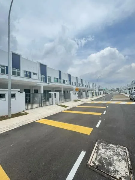 Exterior type: linked terrace house; features: white painted facade, two-storey structure, horizontal windows, manicured landscaping, paved walkway, street with yellow road markings, multiple car porches, modern architectural design, surrounded by open space, clear blue sky; style: modern.