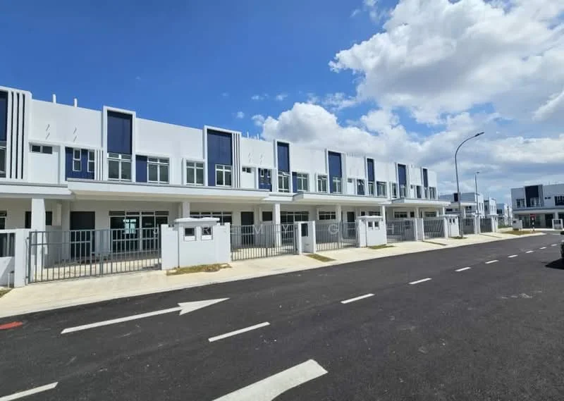 Exterior type: linked terrace house; features: white painted facade, glass windows, flat roof, two-storey structure, manicured walkway, fenced front yard, paved driveway, street view, urban context, multiple units in a row; style: modern.