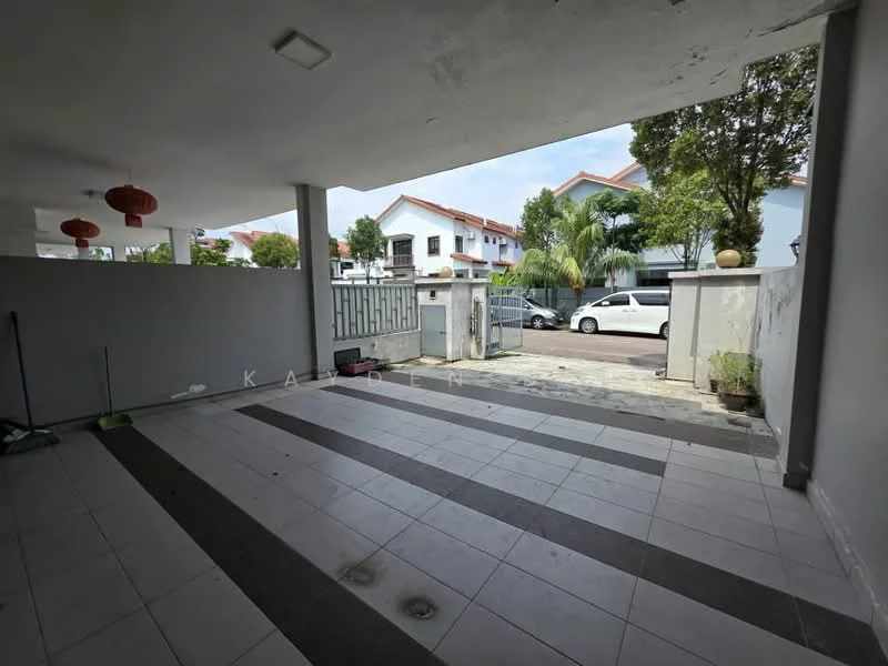 Exterior type: linked terrace house; features: paved flooring, grey painted walls, manicured landscaping, mature trees, open-air parking lot, gated entry, street view, surrounded by residential buildings; style: modern.