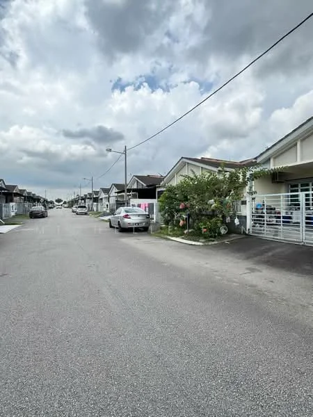 Exterior type: linked terrace house; features: residential street view, paved road, sidewalk, front yards with landscaping, street lighting, multiple parked cars, power lines, cloudy sky; style: modern.