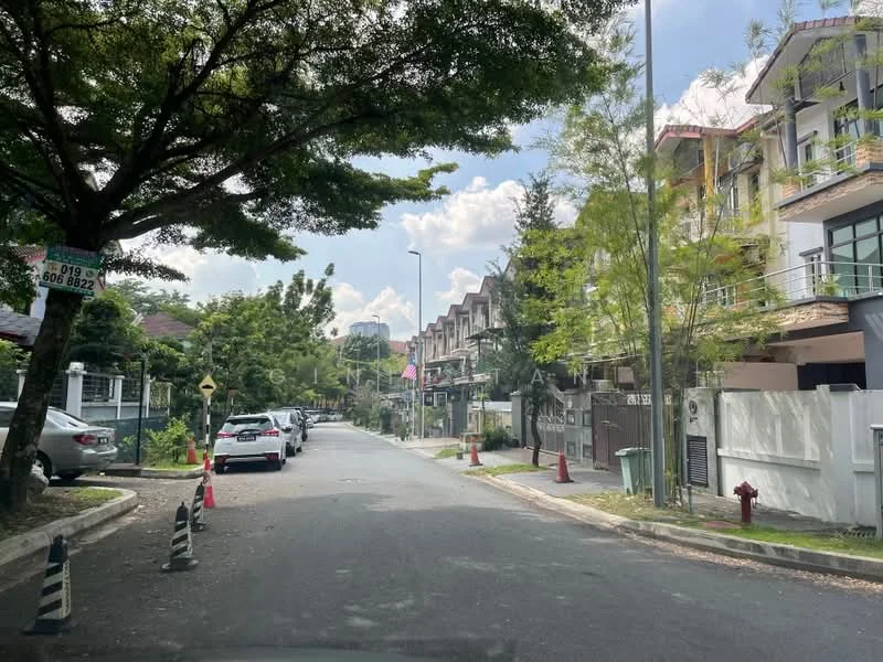 Exterior type: linked terrace house; features: tree-lined street, manicured lawns, two-storey houses, paved road, street parking, visible car porches, greenery along the roadside, sidewalks, street lamps, residential neighborhood; style: modern.