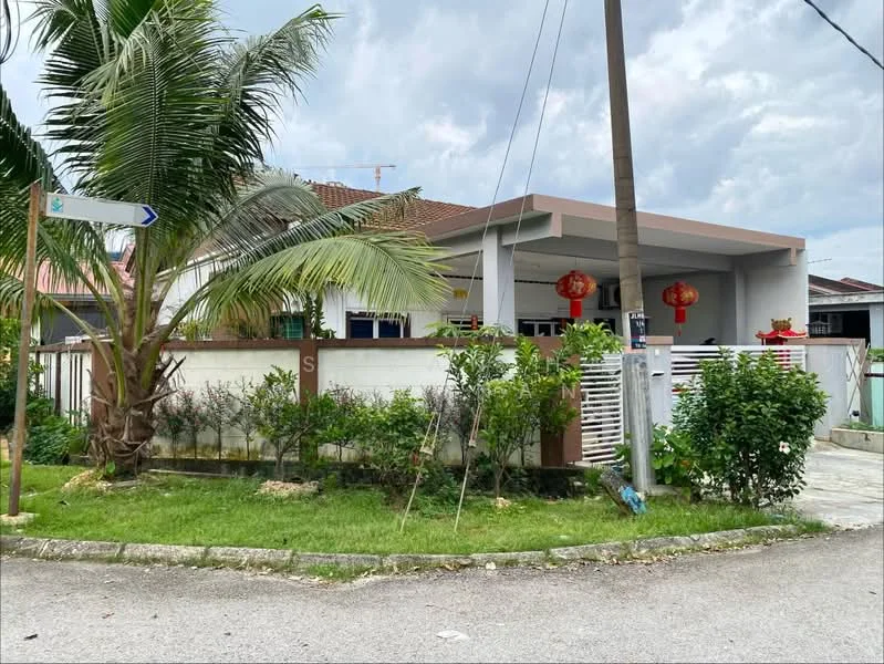 Exterior type: detached bungalow; features: single-storey, flat roof, white painted facade, manicured lawn, palm trees, hedges, decorative lanterns, fenced yard, driveway, street signage, surrounded by greenery; style: modern.