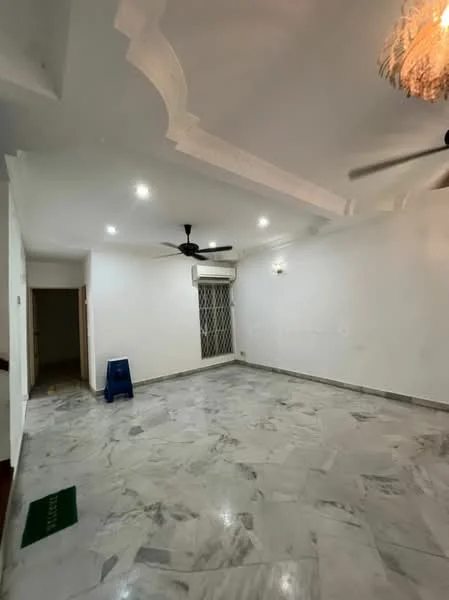 Living features: marble flooring, white painted walls, tray ceiling, recessed downlights, 2 ceiling fans, window with grille, air conditioning unit, decorative ceiling molding; style: modern.