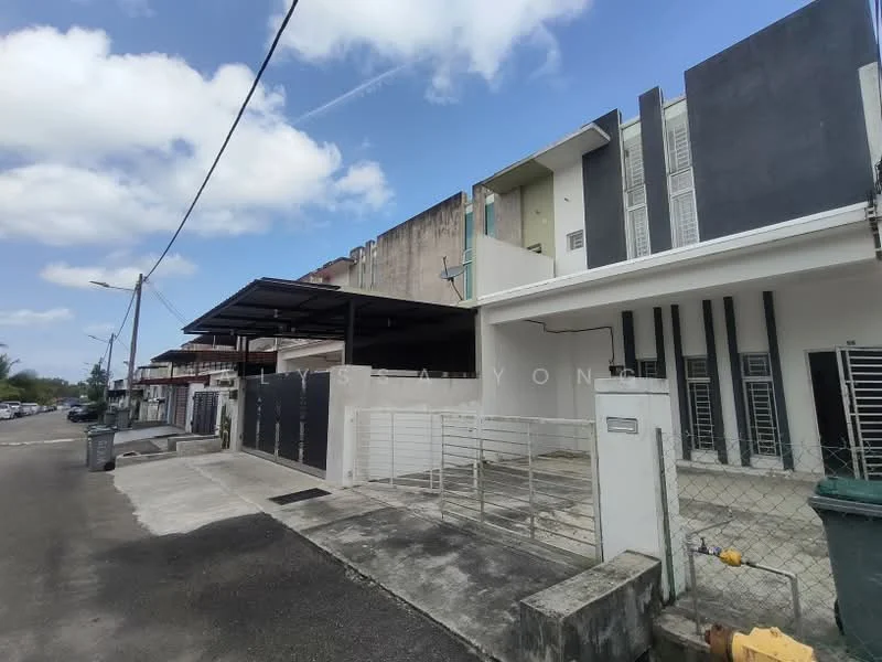 Exterior type: linked terrace house; features: two-storey building, grey painted facade, car porch with awning, fenced perimeter, concrete driveway, manicured lawn, street view, adjacent to residential street; style: modern.