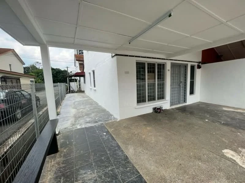 Exterior type: semi-detached house; features: white painted facade, flat roof, concrete flooring, fenced perimeter, driveway, covered porch, manicured lawn, paved walkway; style: modern.