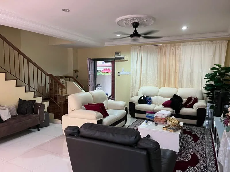 Living features: 3-seater leather sofa in black, 2-seater leather sofa in white, armchair in grey fabric, coffee table with white surface, area rug with intricate pattern, ceiling fan with light, wall-mounted air conditioning unit, large window with sheer curtains, decorative wall with crown moulding, staircase with wooden railing, potted plants, decorative throw pillows; style: modern.