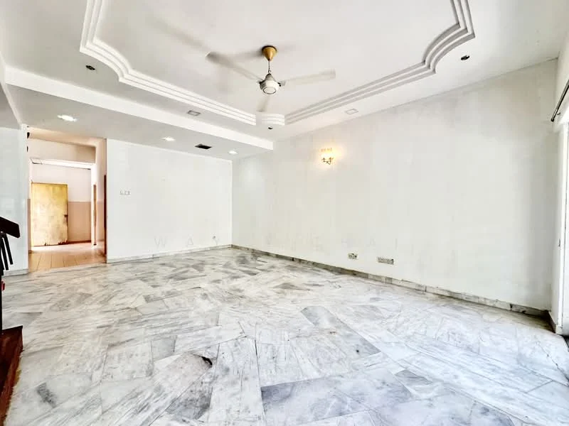 Living features: marble flooring, white painted walls, tray ceiling, 5-blade ceiling fan, recessed downlights, wall sconce, large windows, open layout; style: modern.