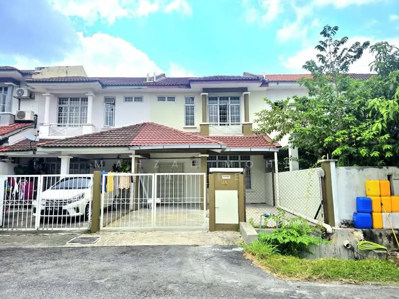 Exterior type: linked terrace house; features: red tiled roof, white painted facade, front gate with fence, paved driveway, car porch, manicured lawn, mature trees, laundry hanging on the fence, visible air conditioning units, side yard with storage, blue and yellow storage boxes; style: modern.