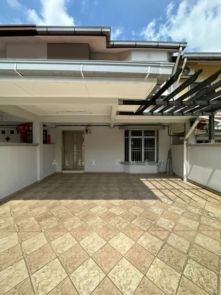 Exterior type: linked terrace house; features: paved driveway, covered car porch, white painted facade, sliding glass door, window with grille, pergola structure, terracotta tile flooring, single-storey, surrounded by greenery; style: modern.