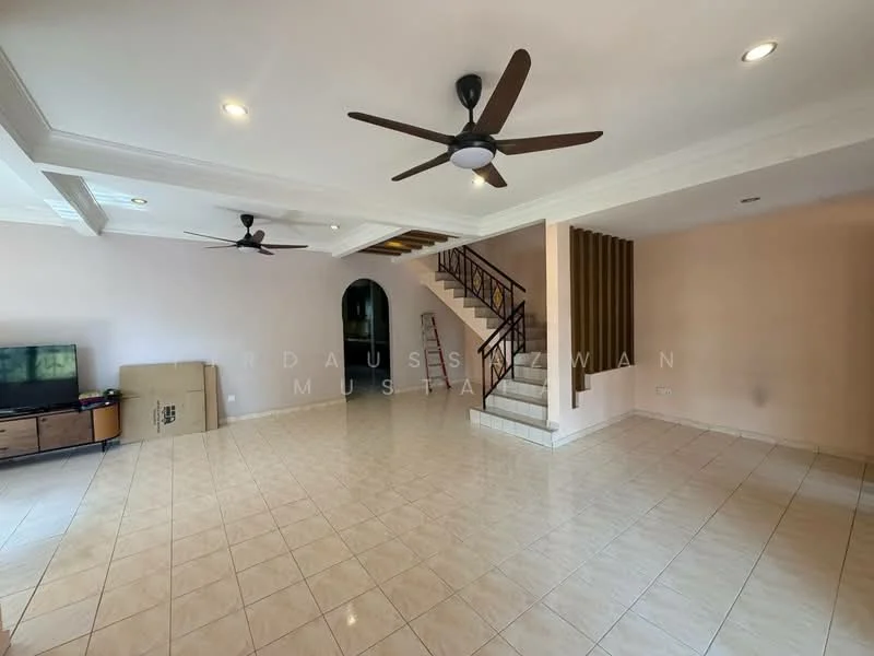 Living features: cream painted walls, white ceiling with crown moulding, 2 ceiling fans, tile flooring, staircase with wooden steps, TV console, large windows, open layout; style: modern.