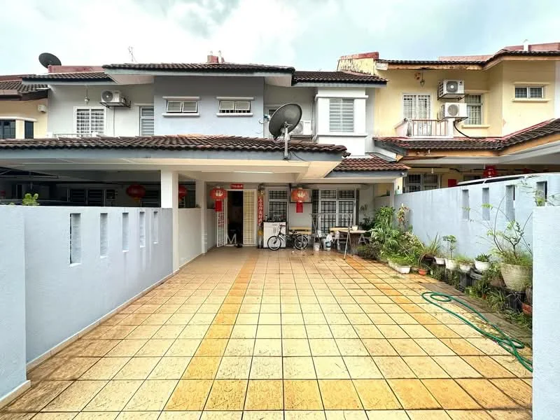 Exterior type: linked terrace house; features: paved driveway, manicured garden, outdoor lighting, multiple air conditioning units, satellite dish, red lanterns for decoration, fenced boundary, single-storey, terracotta roof tiles, white painted facade; style: modern.