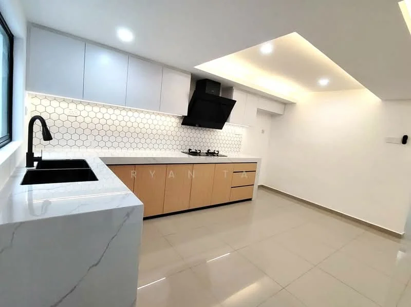 Kitchen features: white upper cabinets, wood lower cabinets, hexagonal white tile backsplash, marble countertop, single-bowl black sink, black pull-down faucet, built-in gas hob, exhaust hood, recessed LED downlights, grey porcelain tile flooring; style: modern.