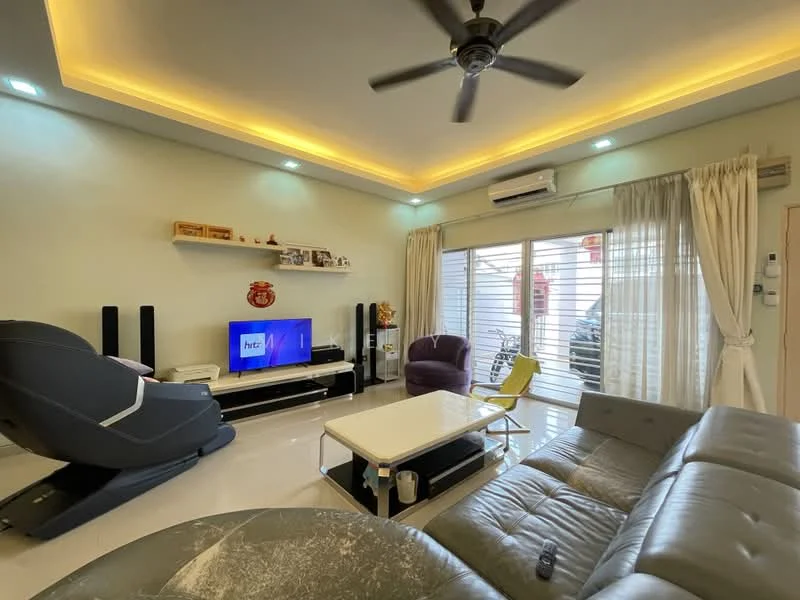 Living features: sofa in grey leather, 3-seater sofa, coffee table, TV console, wall-mounted TV, ceiling fan with light, recessed LED downlights, floor-to-ceiling windows, sheer curtains, decorative wall shelf, area rug, light-colored walls, white ceiling, sliding glass door; style: modern; view: garden.