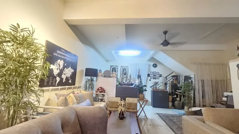 Living features: sofa in beige fabric, coffee table, decorative plants, wall-mounted artwork, map wall art, ceiling fan, wooden flooring, recessed lighting, open staircase, decorative accessories, area rug, light-colored walls, curtains, side table; style: contemporary.