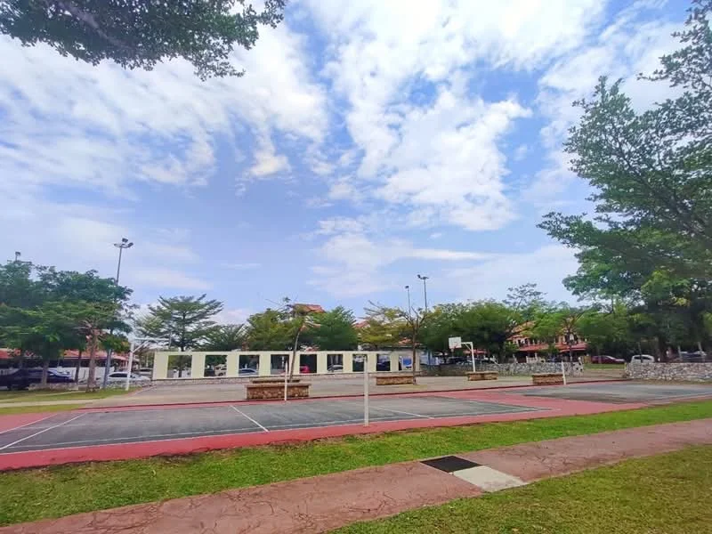 Exterior type: landscape garden; features: basketball court, manicured lawn, surrounding trees, paved walkway, parking area, outdoor lighting, open sky, sports facilities; style: modern.