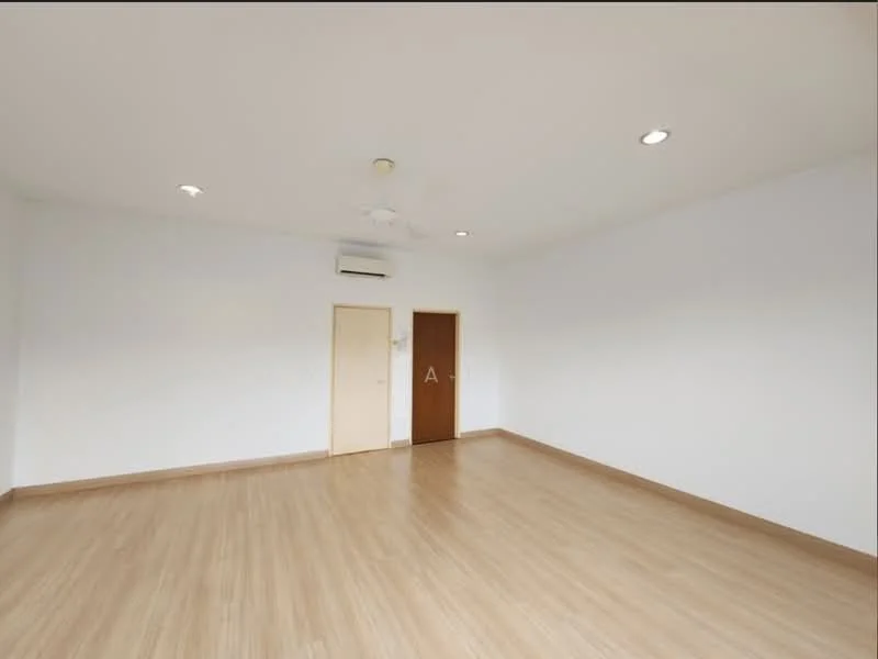 Room features: white painted walls, laminate flooring, 5-blade ceiling fan, 1 wall-mounted split AC, 2 doors, recessed downlights.