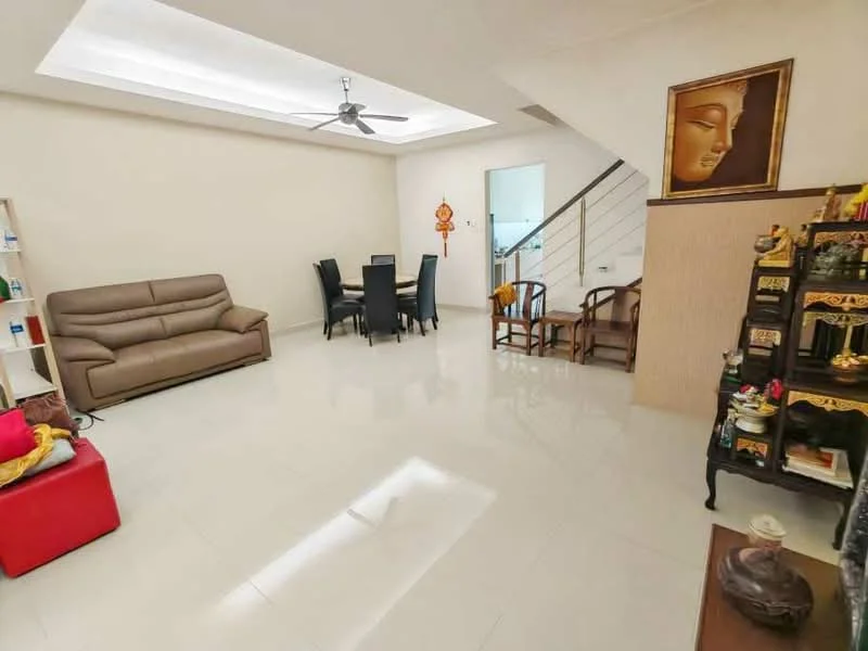 Living features: cream painted walls, polished ceramic tile flooring, tray ceiling, 5-blade ceiling fan, sofa in beige, dining table for 6, black dining chairs, wooden armchair, decorative wall art, open shelving unit, decorative items on shelves; style: modern.