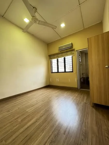 Room features: laminate wood flooring, cream painted walls, ceiling fan, 1 wall-mounted split AC, window with wooden frame, door leading to bathroom, light fixtures on ceiling; style: modern.