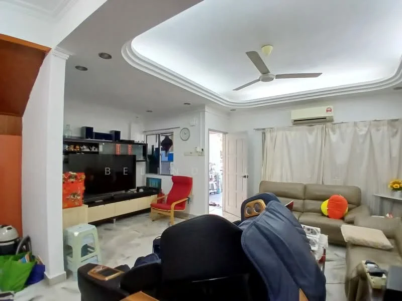 Living features: sofa in beige, 3-seater fabric sofa, red armchair, coffee table, TV console, wall-mounted TV, marble flooring, ceiling fan, recessed lighting, curtains in light fabric, decorative cushions, wall clock; style: modern.