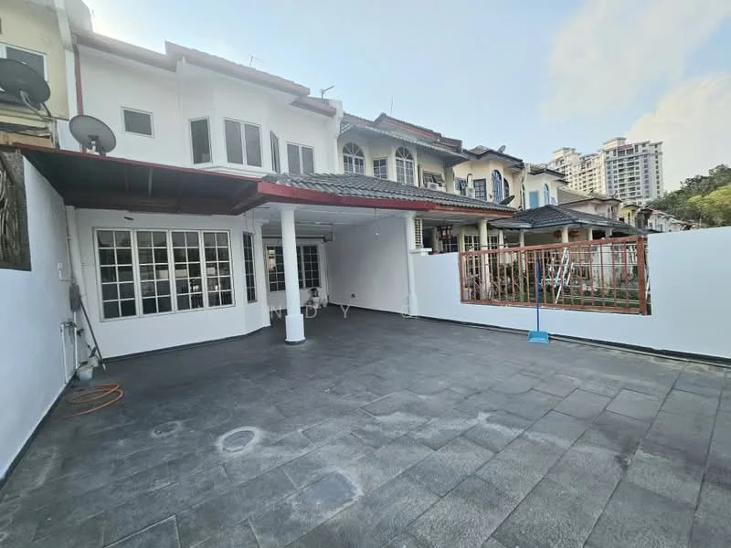 Exterior type: linked terrace house; features: white painted facade, grey tiled flooring, covered porch area, fenced yard, manicured lawn, surrounded by residential buildings, outdoor seating area, windows with grid pattern, sliding glass door, exposed beams on ceiling; style: modern.