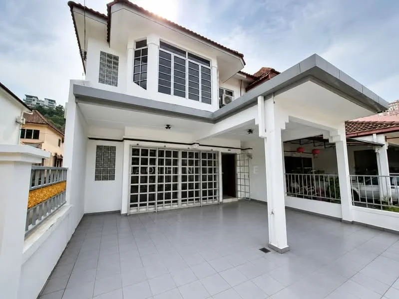 Exterior type: detached bungalow; features: white painted facade, flat roof, approximately 2-storey, large glass windows, open car porch, tiled flooring, manicured lawn, surrounded by greenery; style: modern.