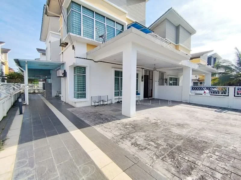 Exterior type: semi-detached house; features: white painted facade, flat roof, approximately 2-storey, paved driveway, manicured lawn, outdoor seating area, surrounded by palm trees, large windows, balcony on upper floor, covered entrance, fenced perimeter; style: modern.