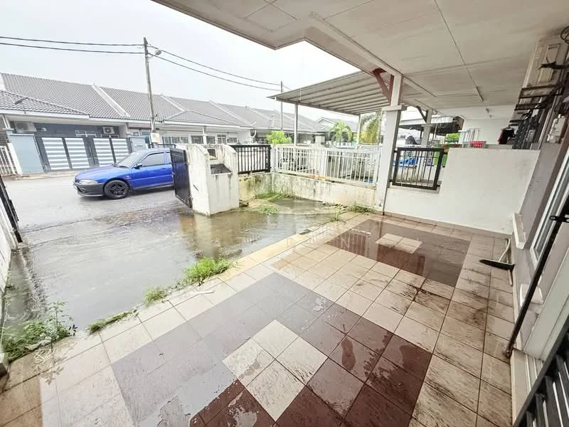 Exterior type: linked terrace house; features: paved walkway, manicured lawn, fenced yard, car porch, covered awning, front gate, waterlogged area, street view, adjacent houses, concrete wall; style: modern.