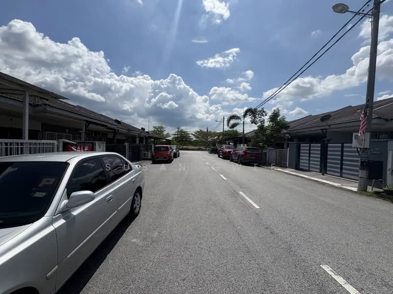 Exterior type: linked terrace house; features: residential street view, paved road, single-storey houses, driveways visible, parked cars, street lighting, greenery along the street, clear blue sky with clouds; style: modern.
