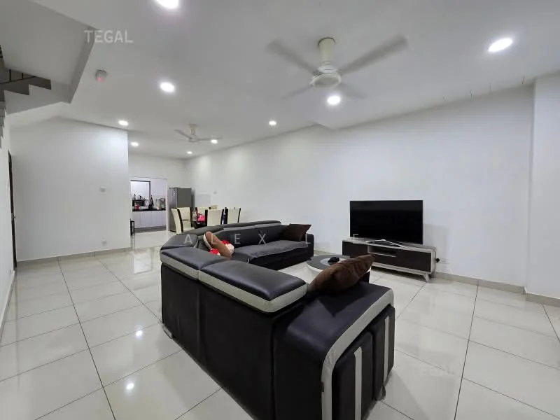 Living features: 3-seater leather sofa in black, 2-seater leather sofa in black, coffee table, wall-mounted TV, TV console, recessed downlights, 5-blade ceiling fan, white painted walls, glossy ceramic tile flooring, open layout, decorative cushions; style: modern.