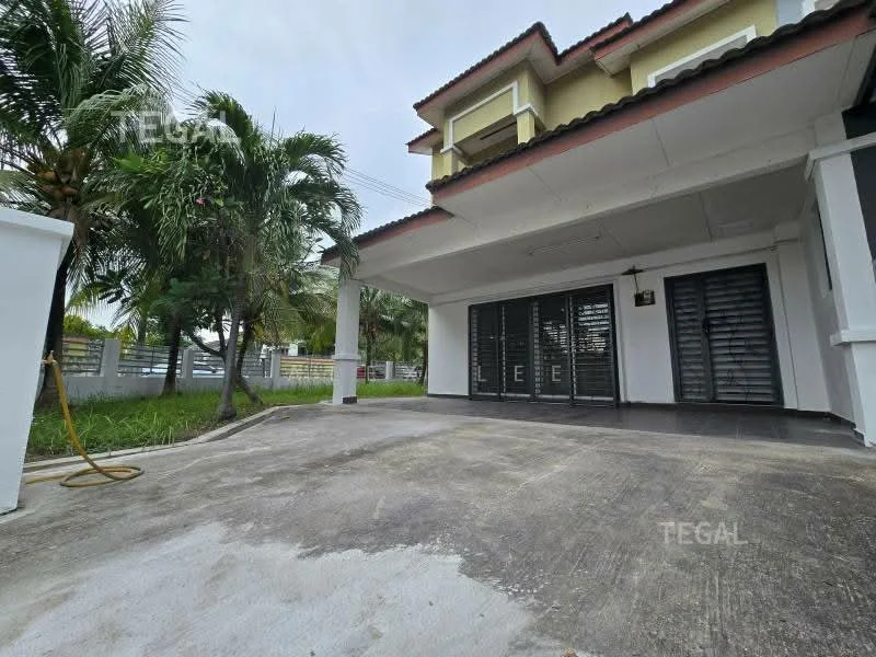 Exterior type: semi-detached house; features: covered car porch, concrete flooring, palm trees, manicured lawn, sliding glass doors, white painted facade, red tiled roof, exterior wall with horizontal slats, fenced perimeter; style: modern.