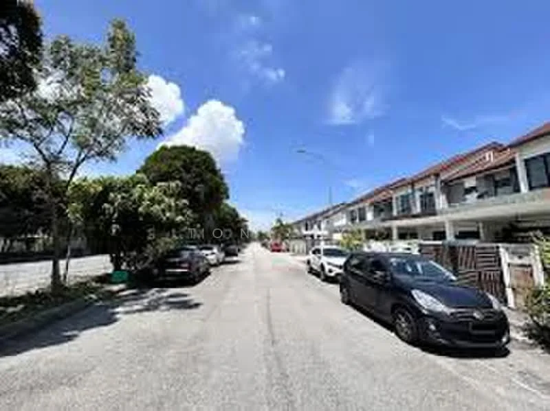 Exterior type: linked terrace house; features: two-storey linked terrace houses, paved road, manicured trees along the street, clear blue sky, parked cars on both sides of the street, residential area, sidewalks; style: modern.
