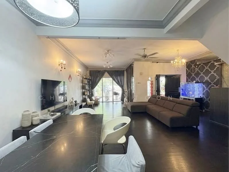 Living features: dark wood flooring, white painted walls, ceiling fan, chandelier, wall-mounted TV, sofa in brown fabric, coffee table, large windows with sheer curtains, decorative wall with geometric pattern, open layout to dining area, aquarium, dining table with white chairs; style: contemporary; view: garden.