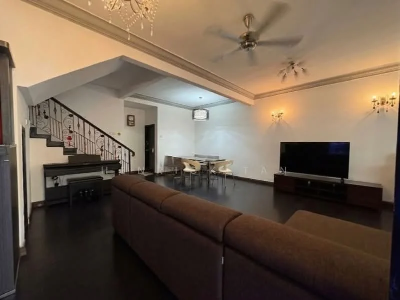 Living features: dark wood flooring, 5-blade ceiling fan with light, chandelier, wall-mounted TV, TV console, 3-seater fabric sofa in brown, coffee table, decorative wall sconce, staircase with wooden railing, dining area with 4 chairs, recessed lighting; style: contemporary.
