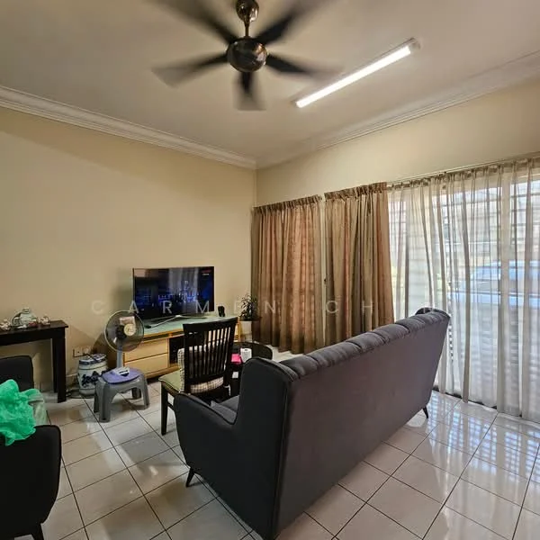 Living features: 3-seater fabric sofa in grey, coffee table, TV console, wall-mounted TV, ceiling fan, curtains in beige, white painted walls, tile flooring, area rug, decorative lamp, light fixture on ceiling; style: modern.