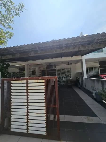 Exterior type: linked terrace house; features: covered porch with roof, sliding glass door, white painted facade, grey tiled flooring, manicured landscaping, car porch, window grilles, outdoor ceiling fan; style: modern.