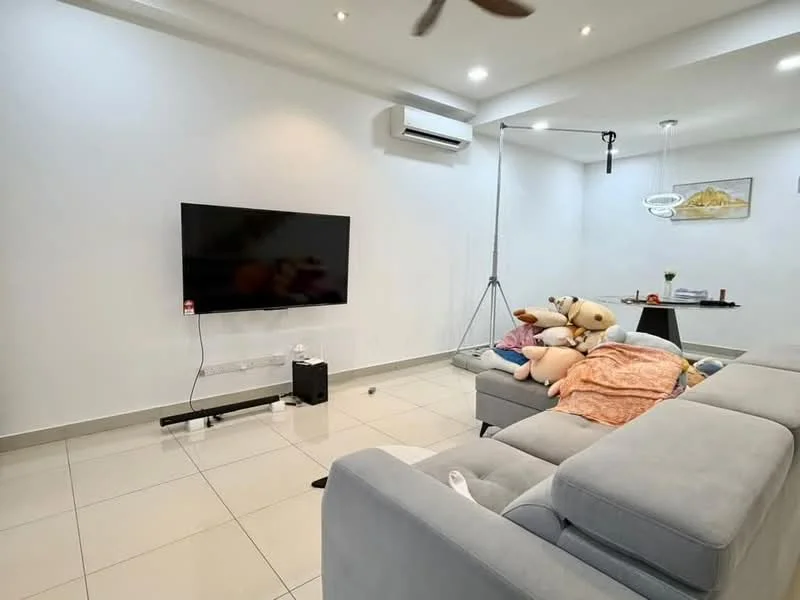 Living features: grey L-shape sectional sofa, wall-mounted TV, white painted walls, recessed downlights, 1 wall-mounted split AC, ceramic tile flooring, decorative wall art, coffee table, area rug, floor lamp; style: modern.