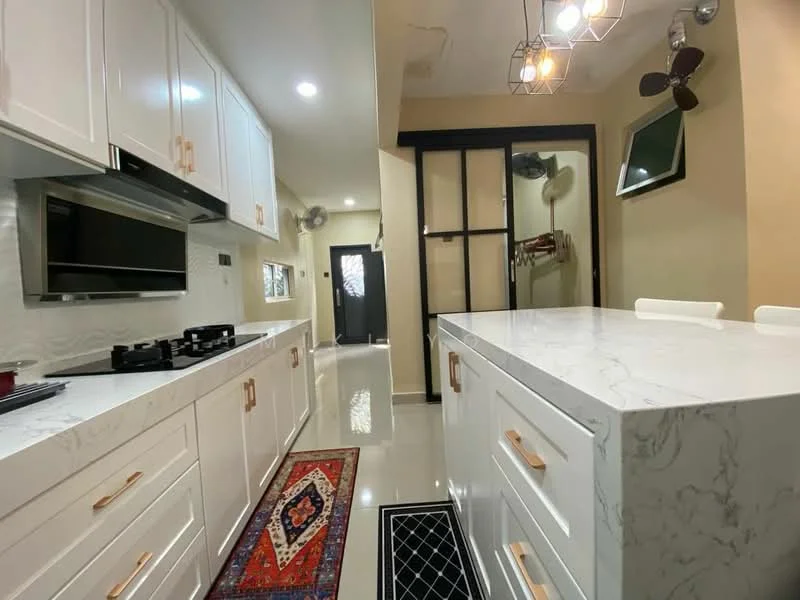 Kitchen features: white shaker cabinets, marble countertop, stainless-steel gas hob, built-in oven, black backsplash, recessed downlights, pendant lighting, floor-to-ceiling windows, sliding glass door, decorative area rug, open shelving, ceiling fan; style: modern.