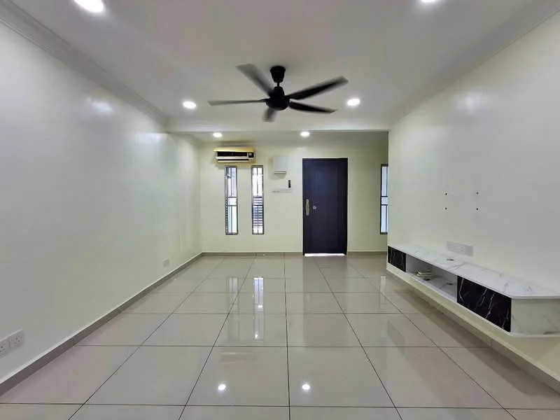 Living features: white painted walls, glossy ceramic tile flooring, 5-blade ceiling fan with light, recessed LED downlights, wall-mounted TV console with marble top, large windows with white frames, air conditioning unit, neutral color scheme; style: modern.
