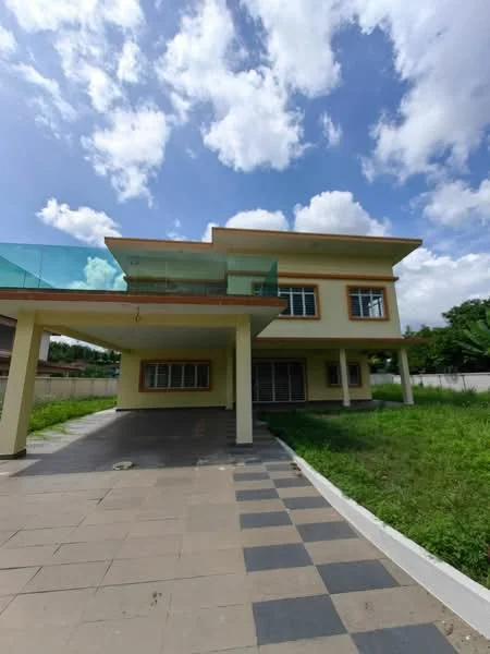 Exterior type: detached bungalow; features: two-storey building, glass balcony, large windows, cream painted facade, flat roof, manicured lawn, paved driveway, surrounded by greenery, outdoor space, open-air patio; style: modern.