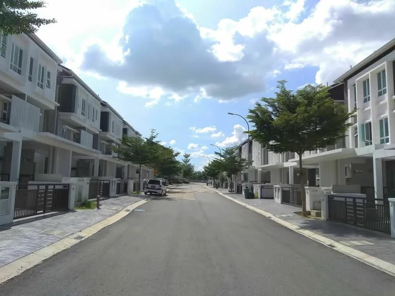 Exterior type: linked terrace house; features: two-storey linked terrace houses, white painted facade, balconies on upper floors, manicured landscaping with trees, paved walkway, street lighting, driveways for parking, curbside parking, clear blue sky, clouds, well-maintained road; style: modern.