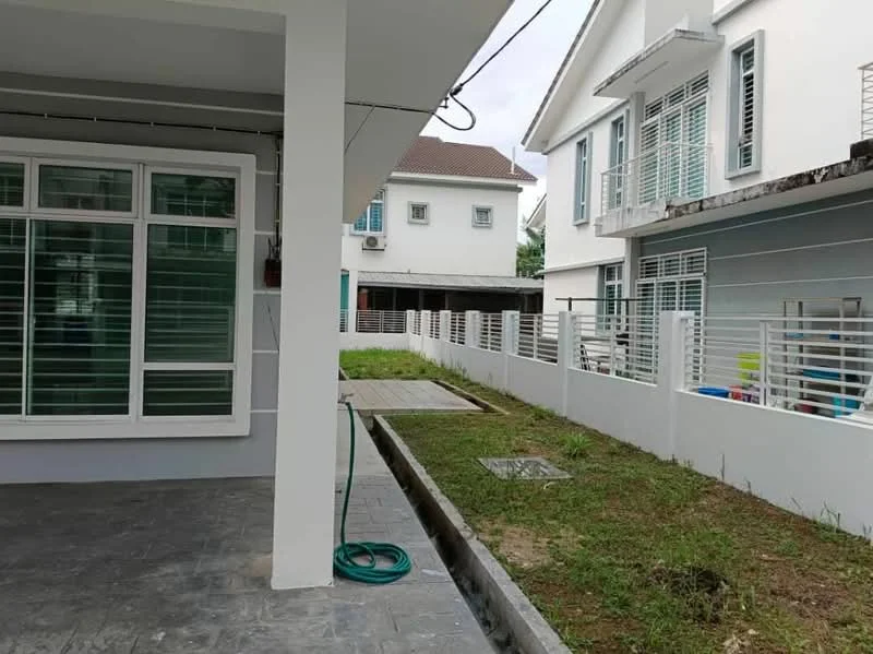 Exterior type: linked terrace house; features: white painted facade, sliding glass door, green grass area, paved walkway, fenced perimeter, multiple windows with louvered shutters, concrete flooring, landscaped garden area; style: modern.